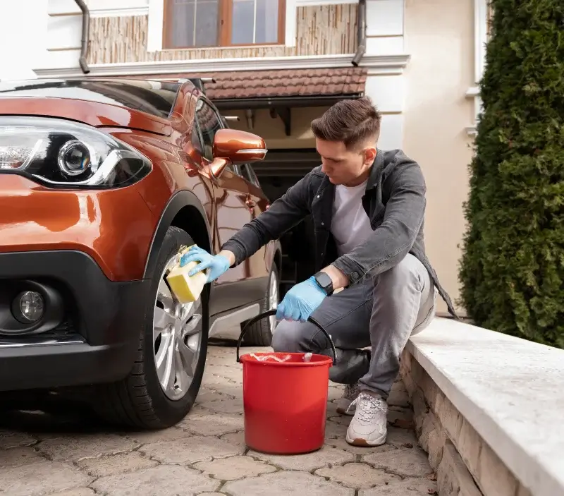 Lavage auto à domicile Chailly-en-Gâtinais : professionnel intervenant sur un véhicule